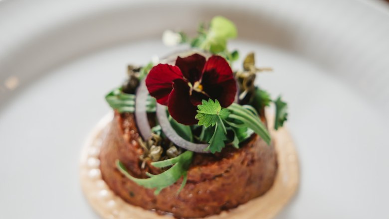 Restaurant Kräutergarten, Schloss Hof, © SKB Lovingly decorated food in the herb garden restaurant