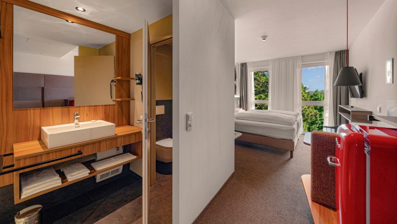 Zündwerk Motel, © Propertyphotos / Lukas Drobny Innenansicht eines modernen Hotelzimmers mit Bad, Bett und rotem Kühlschrank.