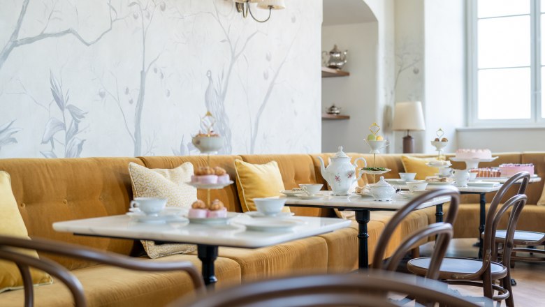 Café Arkadenhof, Schloss Hof, © Zsolt MARTON Café Arkadenhof, Schloss Hof, yellow benches, tables and chairs