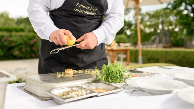 Schloss Hof, Serene Highness & Dinner, © SKB, Klaus Ranger Chef rubs a fresh lemon over a prawn