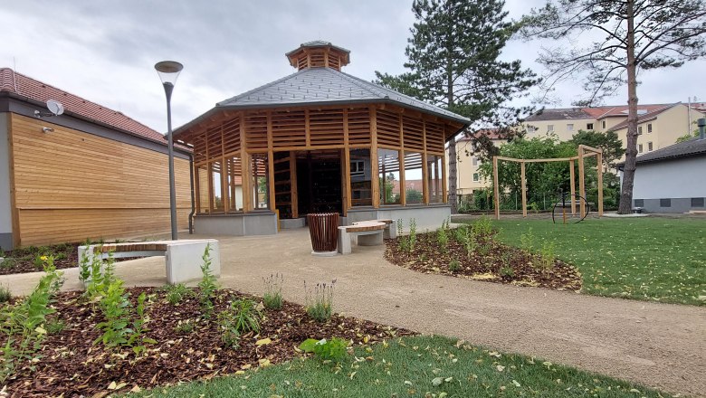 Inhalatorium, © Stadtgemeinde Gänserndorf Ein modernes Inhalatorium mit Holzkonstruktion und Gartenanlage.