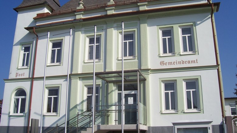 Gemeindeamt Untersiebenbrunn, © Gemeinde Untersiebenbrunn Gemeindeamt Untersiebenbrunn mit Treppe und Fahnenmasten vor dem Gebäude.