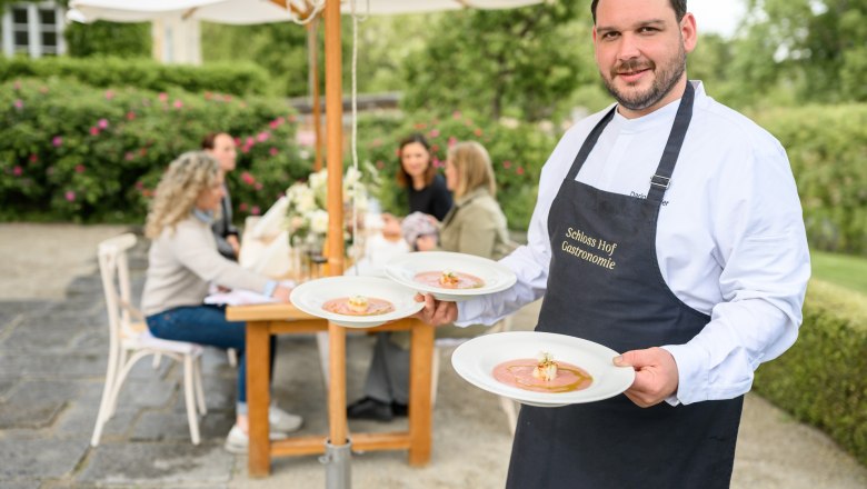 Schloss Hof, Serene Highness & Dinner, © SKB, Klaus Ranger Chef serves dishes