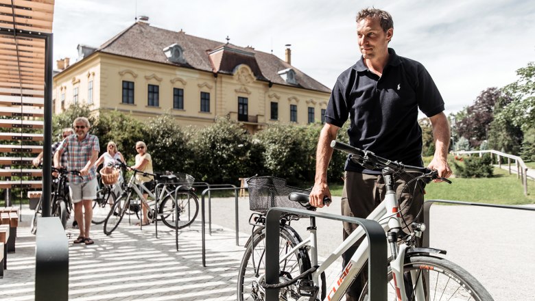 Eckartsau Castle, cycling destination, cycling rest area, © ÖBF, Archiv Schwarz Eckartsau Castle, cycling destination, cycling rest area, © ÖBF, Archiv Schwarz