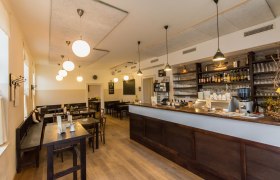 Wirtsstube im Weydner Wirtshaus, © Weydner Wirtshaus Innenansicht eines gemütlichen Wirtshauses mit Holzmöbeln und Theke.