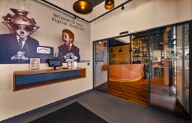 Zündwerk Motel, © propertyphotos.at Eingangsbereich eines modernen Motels mit digitalem Check-in und stilvollem Empfangsbereich.