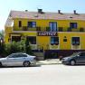 House view, © © GH Prinz Eugen Yellow building with the sign 'Gasthof', two cars parked in front of it.