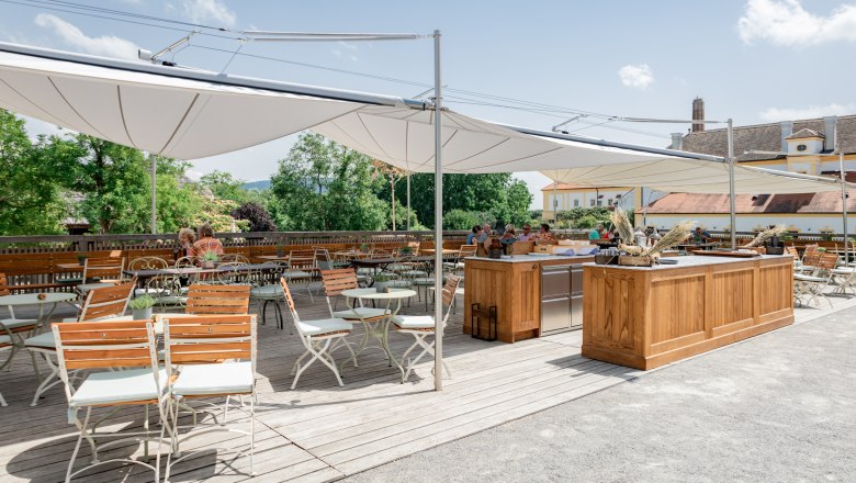Terrasse mit Tischen und Stühlen