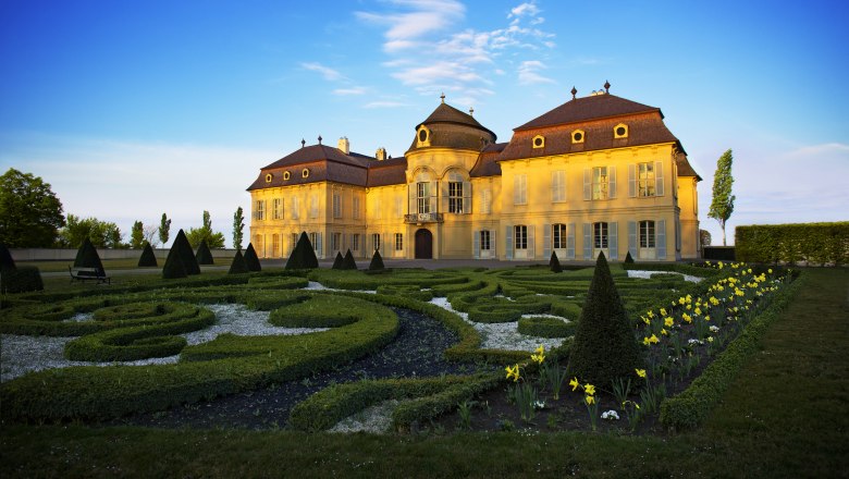 Niederweiden Castle with well-tended garden in the foreground.