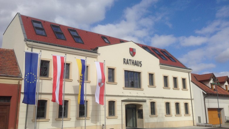 rathaus01, &copy; Marktgemeinde Leopoldsdorf