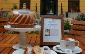 Guglhupf and coffee in the castle restaurant