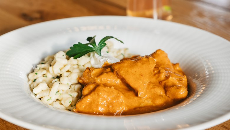 Paprikahuhn mit Nockerl im Restaurant Kräutergarten