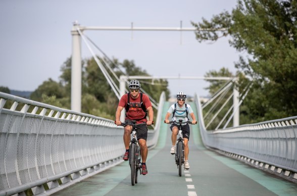 Radfahrer auf der Fahrradbrücke der Freiheit, © Weinviertel Tourismus / Erwin Haiden