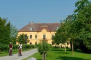 Cycling Schloss Eckartsau, © Weinviertel Tourismus / Himml
