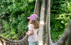 Kind auf Hängebrücke