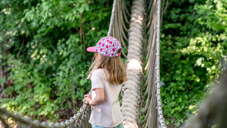 Kind auf Hängebrücke