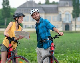 Radfahrer in Schloss Niederweiden, © Weinviertel Tourismus / Himml