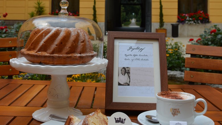 Guglhupf and coffee in the castle restaurant