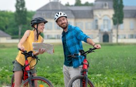 Radfahrer in Schloss Niederweiden, © Weinviertel Tourismus / Himml
